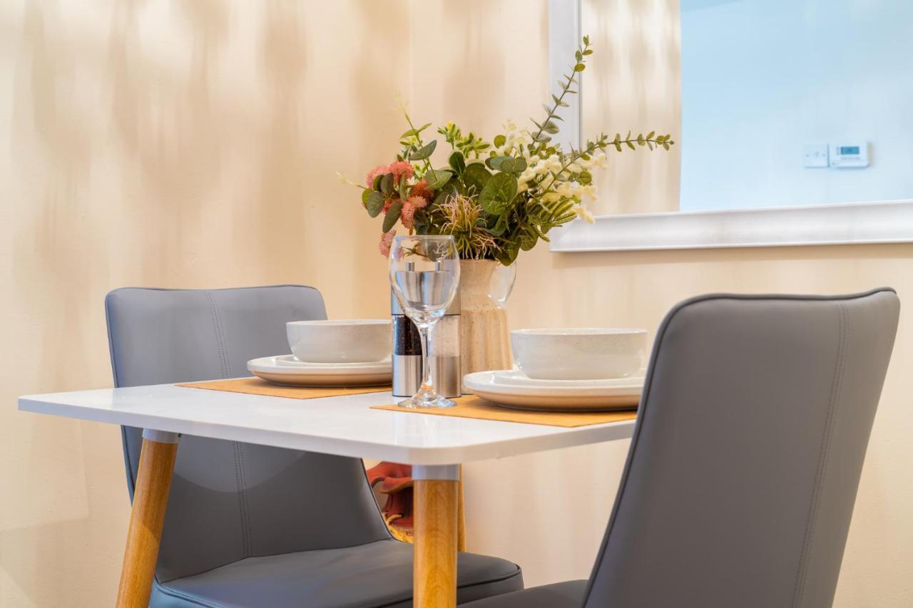 Grange Studio Apartment - Heathrow Стейнс Экстерьер фото