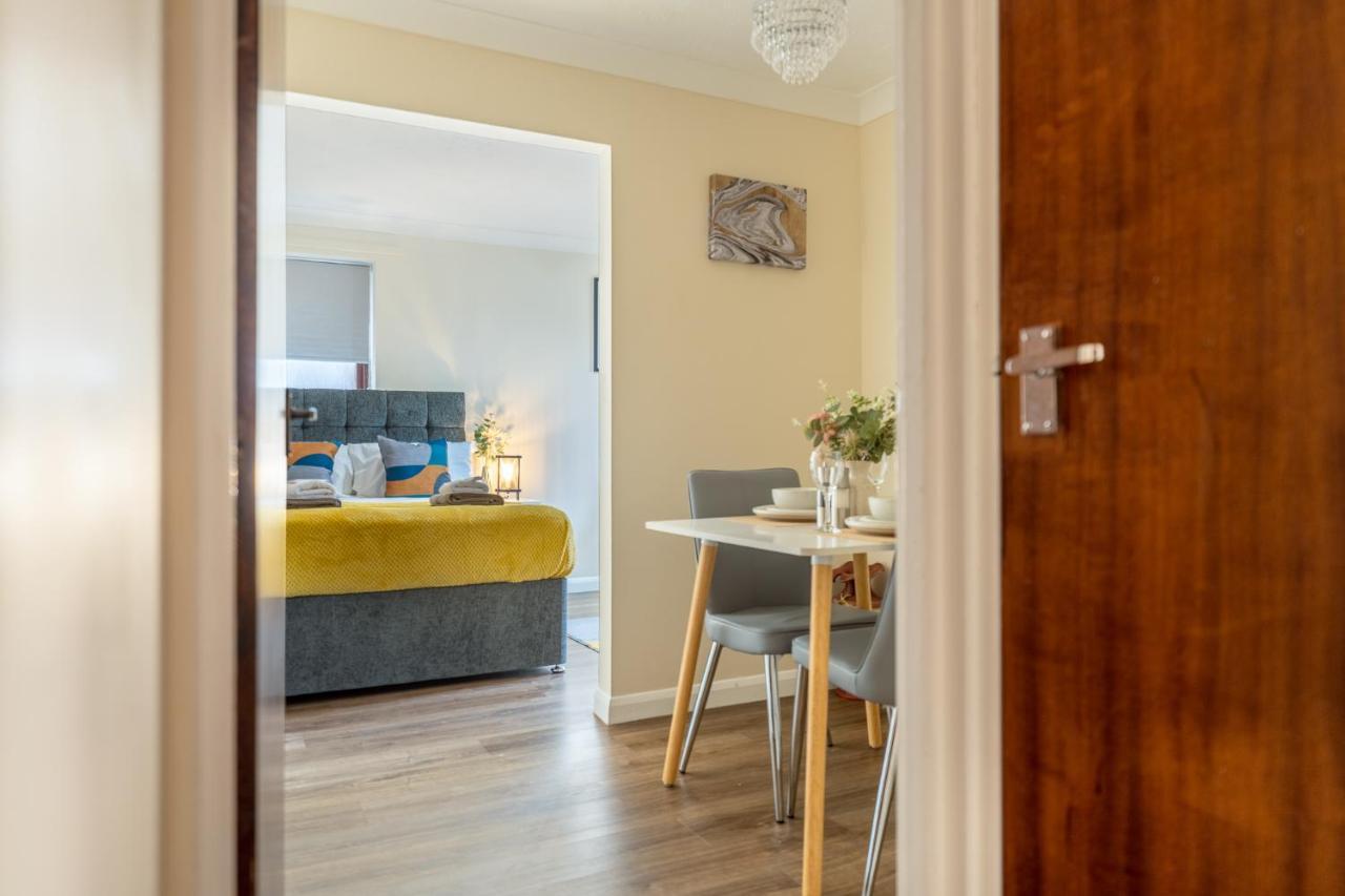 Grange Studio Apartment - Heathrow Стейнс Экстерьер фото
