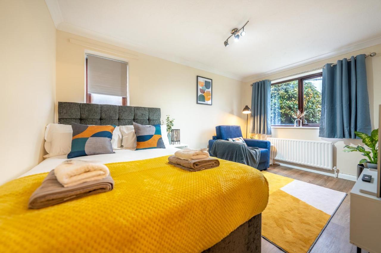 Grange Studio Apartment - Heathrow Стейнс Экстерьер фото